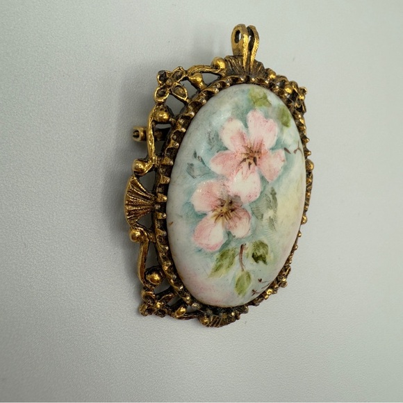 Handpainted Floral Victorian Style Gold tone Vintage Ceramic Pendant / Brooch - Picture 3 of 14
